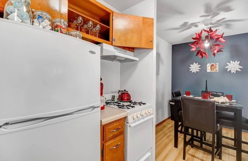 Wauwatosa Apartment | Near Froedtert - King Bed - Fast WiFi - Underground Parking