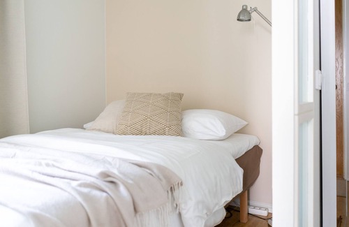 Tampere Apartment | Near Hämeenpuisto with Private Sauna