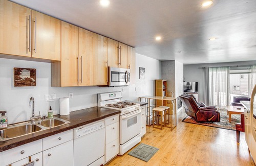 South Addition Condo | Near Hiking: Cozy Anchorage Retreat w/Fireplace!