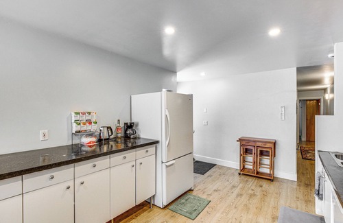 South Addition Condo | Near Hiking: Cozy Anchorage Retreat w/Fireplace!