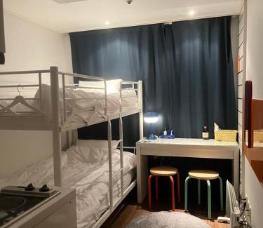 Daeheung-dong Apartment | Near Hongdae, Shinchon-Two super single beds-