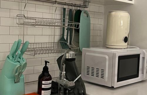 Daeheung-dong Apartment | Near Hongdae, Shinchon-Two super single beds-