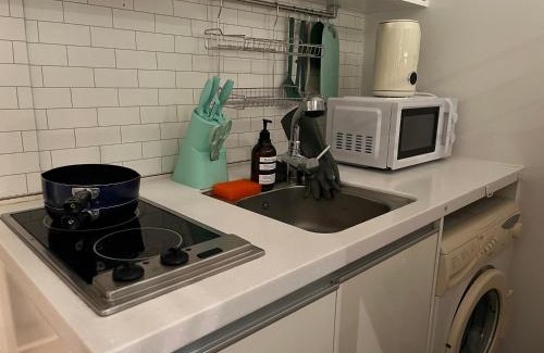 Daeheung-dong Apartment | Near Hongdae, Shinchon-Two super single beds-