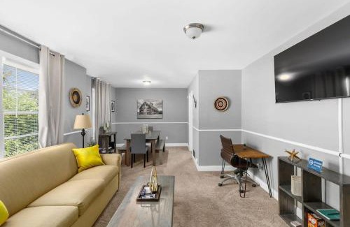 New Castle House | Near Hospital&Dining-Beds on Broadmoor- Both Units