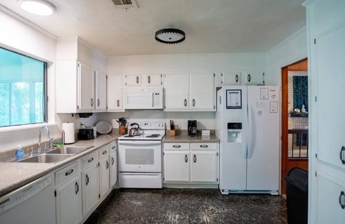 Montgomery House | Near Hospital & Dining- Merry on Moorcroft