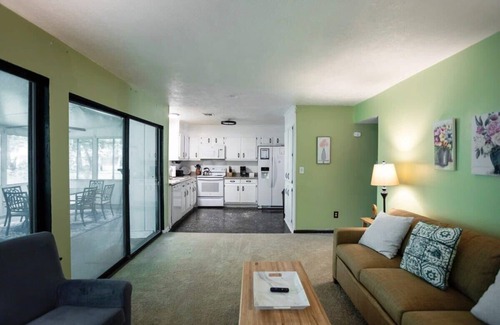 Montgomery House | Near Hospital & Dining- Merry on Moorcroft