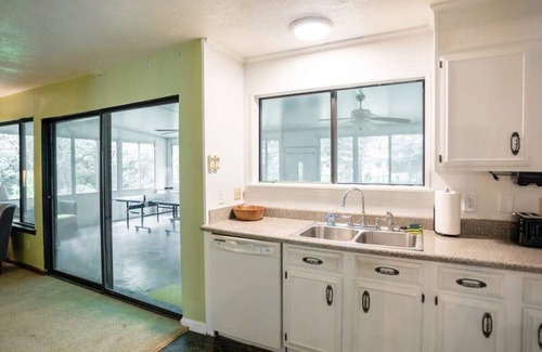 Montgomery House | Near Hospital & Dining- Merry on Moorcroft