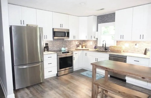 Wilmington Historic District House | Near ILM Family Gathering Home, Sleeps up to 8, host up to 12. Your Holiday spot