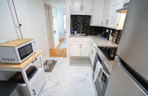 Kansas City Apartment | Near KU MED! Renovated Apt perfect for long stays