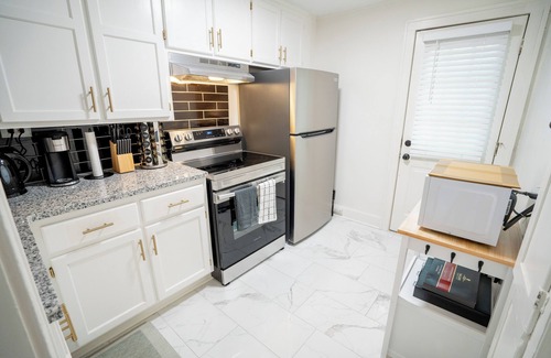 Kansas City Apartment | Near KU MED! Renovated Apt perfect for long stays