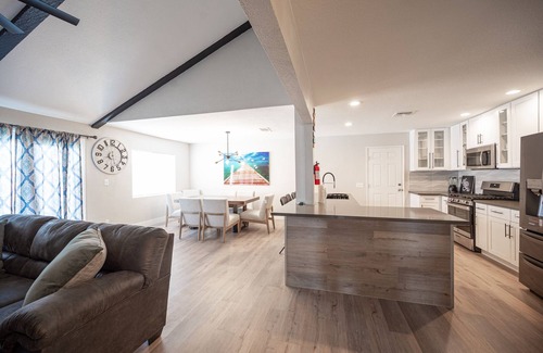 Paradise House | Near Las Vegas Strip House w/ beautiful Pool, Jacuzzi, BBQ, large TVs