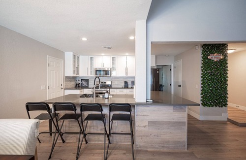 Paradise House | Near Las Vegas Strip House w/ beautiful Pool, Jacuzzi, BBQ, large TVs
