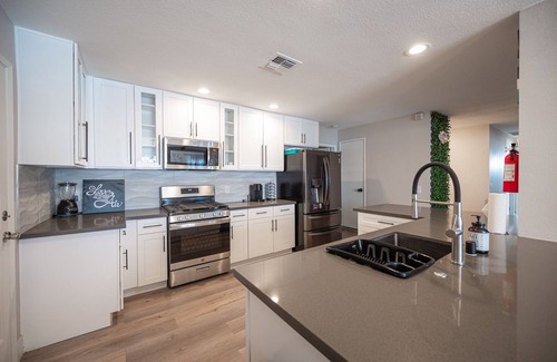 Paradise House | Near Las Vegas Strip House w/ beautiful Pool, Jacuzzi, BBQ, large TVs