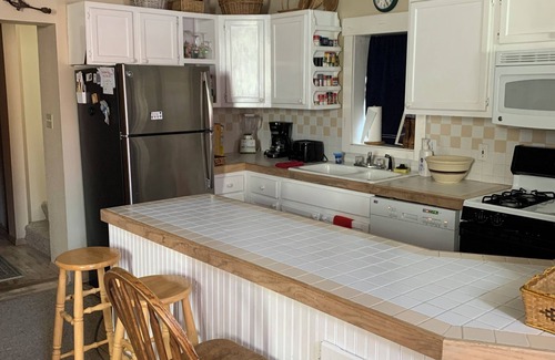 Historic District House | Near Main Street & stores. Hot tub & yard. Pets welcome