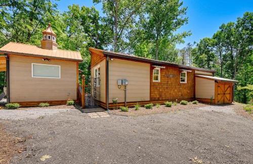 Hiawassee House | Near Main Street with Hot Tub Retreat in Hiawassee!