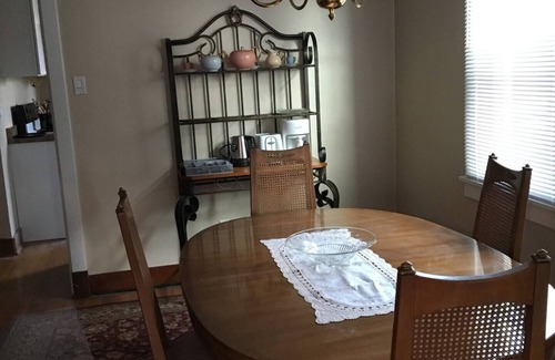 Forest Hills Apartment | Near Oakland, DT, Monroeville,Traditional decor, Off-Street parking, US OPEN 532