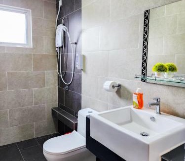 Masai House | Near Permas - Idyllic Home "4BR4B" 14 pax by Cowidea