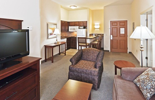 Oklahoma City Condo | Near Quail Springs Mall | Free Breakfast. Pool Access.