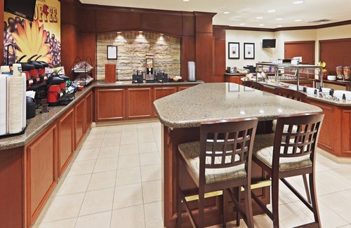Oklahoma City Condo | Near Quail Springs Mall | Free Breakfast. Pool Access.