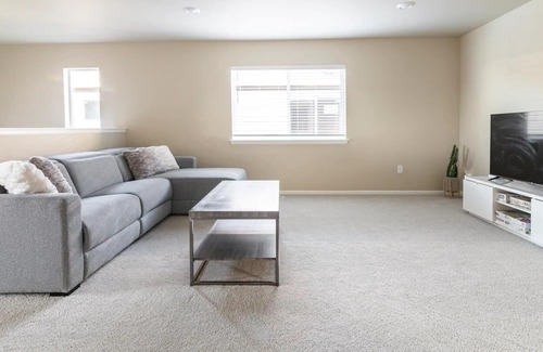 Renton House | [NEAR SEATTLE AND AIRPORT] Modern Spacious 4BR New Home for Up to 12 Guests