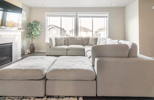 Renton House | [NEAR SEATTLE AND AIRPORT] Modern Spacious 4BR New Home for Up to 12 Guests