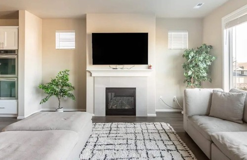 Renton House | [NEAR SEATTLE AND AIRPORT] Modern Spacious 4BR New Home for Up to 12 Guests
