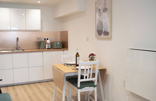 Hele Cottage | Near Shops, 5 Mins Walk to Beach, 10 Minutes Walk to Harbour