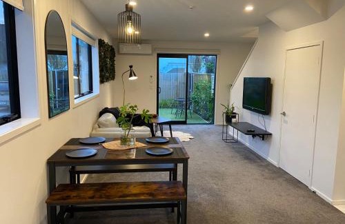 Addington Apartment | Near Stadium and railway station 3 beds 1 bath townhouse with Car Park onsite