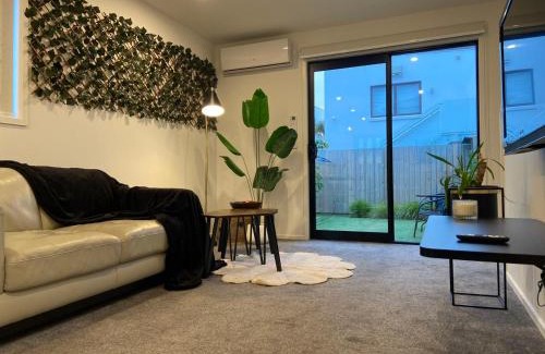 Addington Apartment | Near Stadium and railway station 3 beds 1 bath townhouse with Car Park onsite