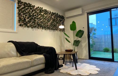 Addington Apartment | Near Stadium and railway station 3 beds 1 bath townhouse with Car Park onsite