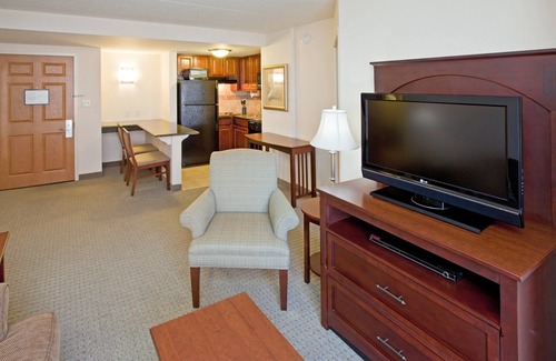 Downtown Indianapolis Condo | Near the Airport! Free Breakfast + Pool + Gym