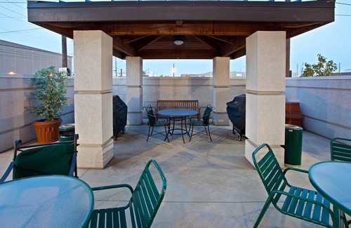 Downtown Indianapolis Condo | Near the Airport! Free Breakfast + Pool + Gym