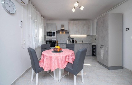 Veruda Apartment | Near the center of Pula, this lovely and welcoming apartment welcomes you.