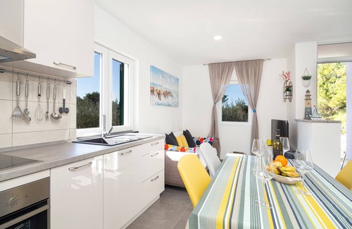 Cove Osibova (Milna) House | Near the Osibova beach, peaceful 2BDR vacation house with big terrace and yard