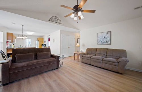 Pigeon Forge Cabin | Near the River w/EZ, flat Parking, FREE Wifi, & close to the main attractions!