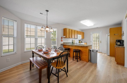 Pigeon Forge Cabin | Near the River w/EZ, flat Parking, FREE Wifi, & close to the main attractions!