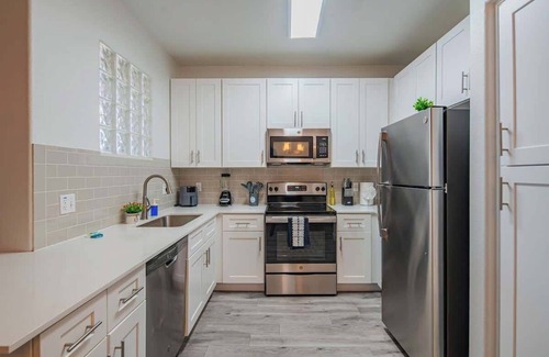 Glendale Sports and Entertainment District Apartment | Near the Stadium | Pool, Gym, Parking HotTub W/D