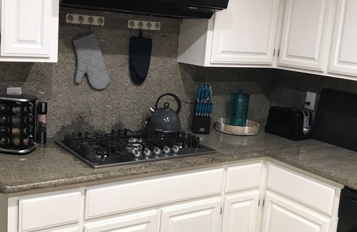 Paradise House | Near the strip-and airport -Beautifully furnished with pool- sleeps 6 to 7-nn