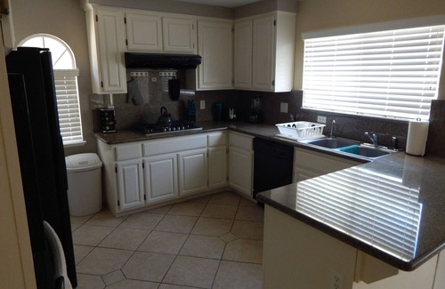 Paradise House | Near the strip-and airport -Beautifully furnished with pool- sleeps 6 to 7-nn