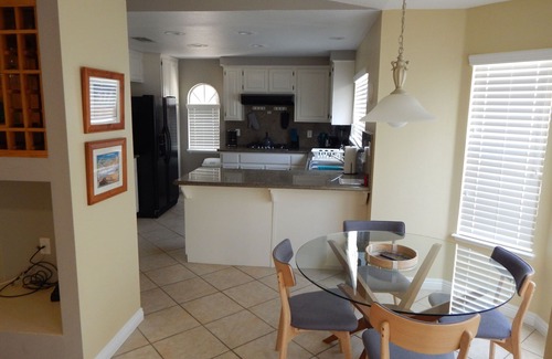 Paradise House | Near the strip-and airport -Beautifully furnished with pool- sleeps 6 to 7-nn