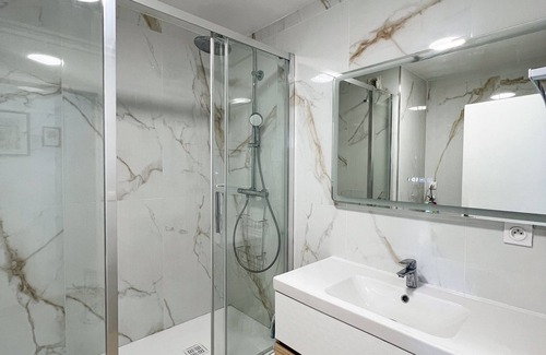 Quartier de la Folie-Mericourt Apartment | Near the Trendy Oberkampf District, Fully Renovated Apartment for 6 People