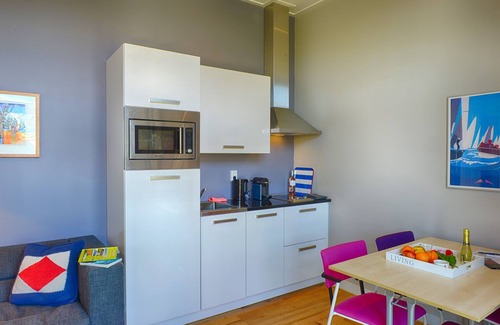 Monnickendam Apartment | near the water, maritime furnished apartment, private entrance and pontoon