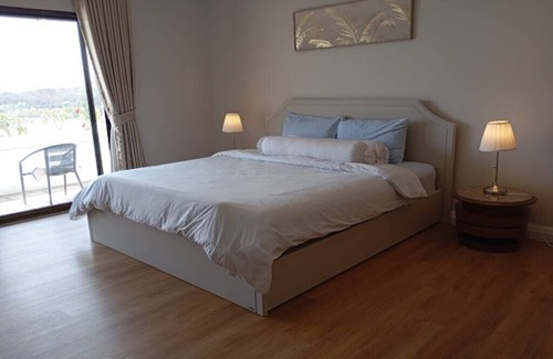 Bang Pakong Villa | Near to Golf site, Beautiful lake view. Pet Friendly,Family size room
