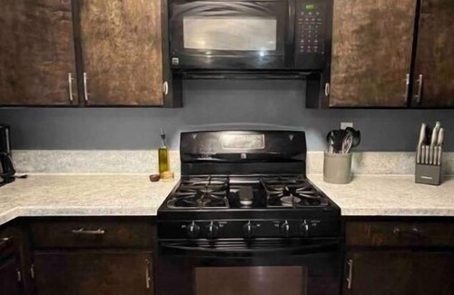 Springfield House | Near U of O, pets welcome!