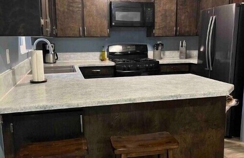Springfield House | Near U of O, pets welcome!