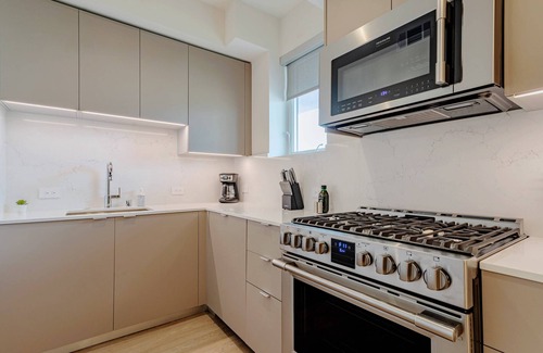 West Los Angeles Apartment | Near UCLA Coliving Suite w On Site Laundry