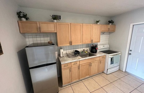 Southwest Coconut Grove House | Near UM Miami Cozy room with Free parking in Grove, Near UM Miami Cozy room with Free parking in Gro