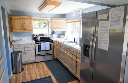 Bass Lake Cabin | NEAR YOSEMITE: Bass Lake Cabin: Hot Tub, Lake View, Pet Friendly
