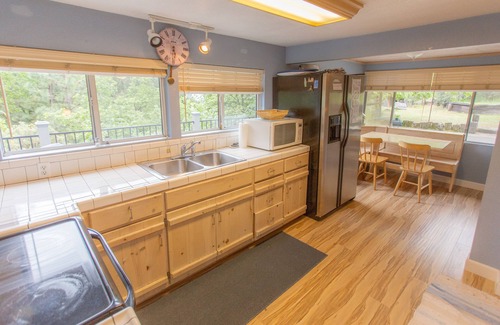 Bass Lake Cabin | NEAR YOSEMITE: Bass Lake Cabin: Hot Tub, Lake View, Pet Friendly