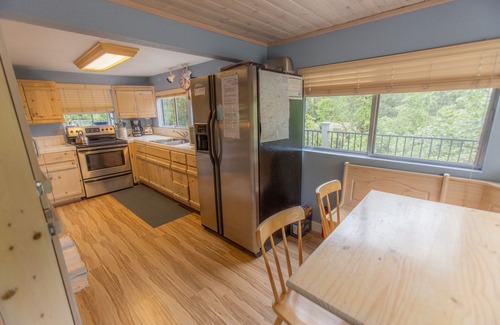 Bass Lake Cabin | NEAR YOSEMITE: Bass Lake Cabin: Hot Tub, Lake View, Pet Friendly
